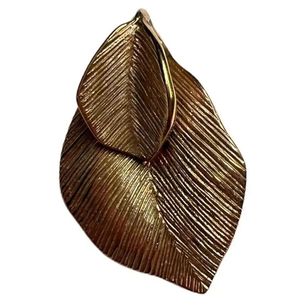 3/$15 or 5/$20 Vintage 1970’s Amway gold tone leaf brooch